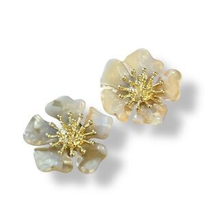 NWT Serefina Torun Pearl Resin Flower Earrings with gold Bursts